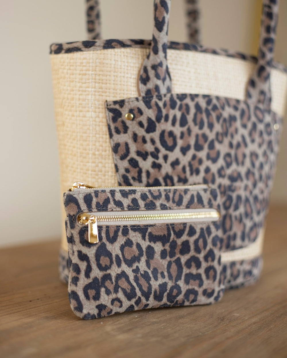 Notre porte-monnaie Capucine en cuir veau velours léopard vu en ambiance.