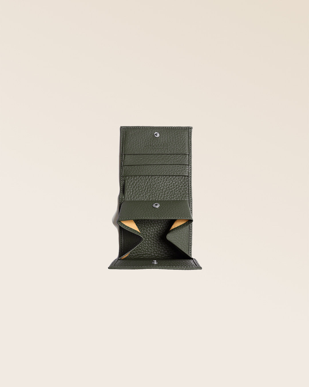 Notre porte-monnaie Castel en cuir façon vigogne kaki vu ouvert en studio.