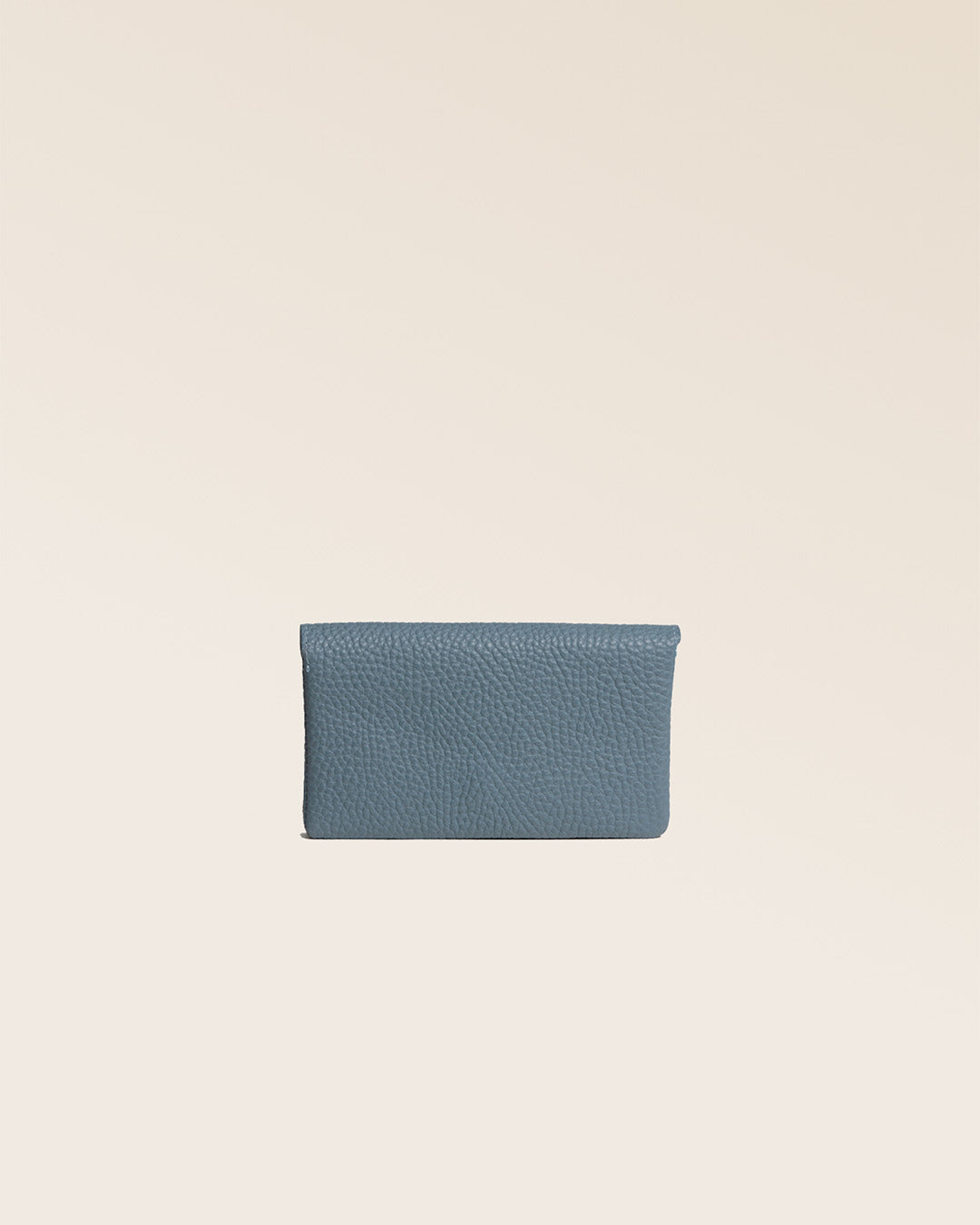 Notre porte-monnaie Lilou en cuir façon vigogne bleu cobalt vu de dos en studio.