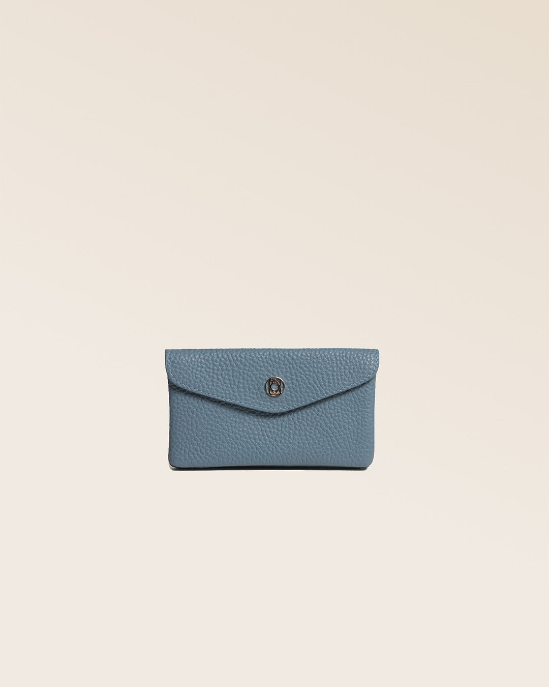 Notre porte-monnaie Lilou en cuir façon vigogne bleu cobalt vu de face en studio.