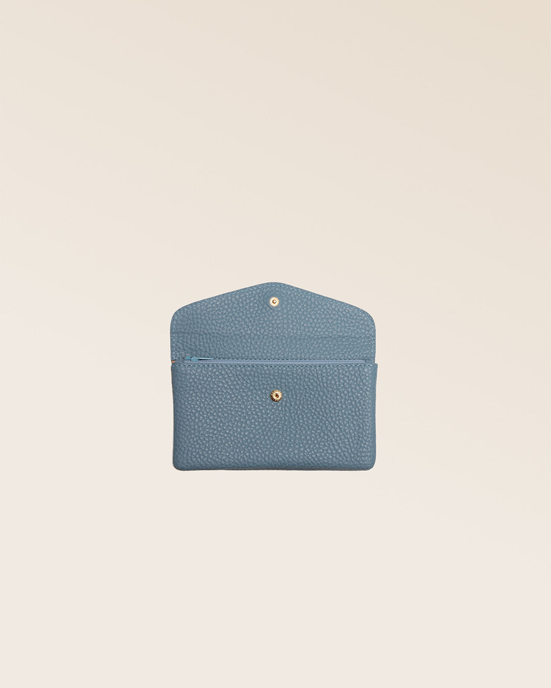 Notre porte-monnaie Lilou en cuir façon vigogne bleu cobalt vu ouvert de face en studio.