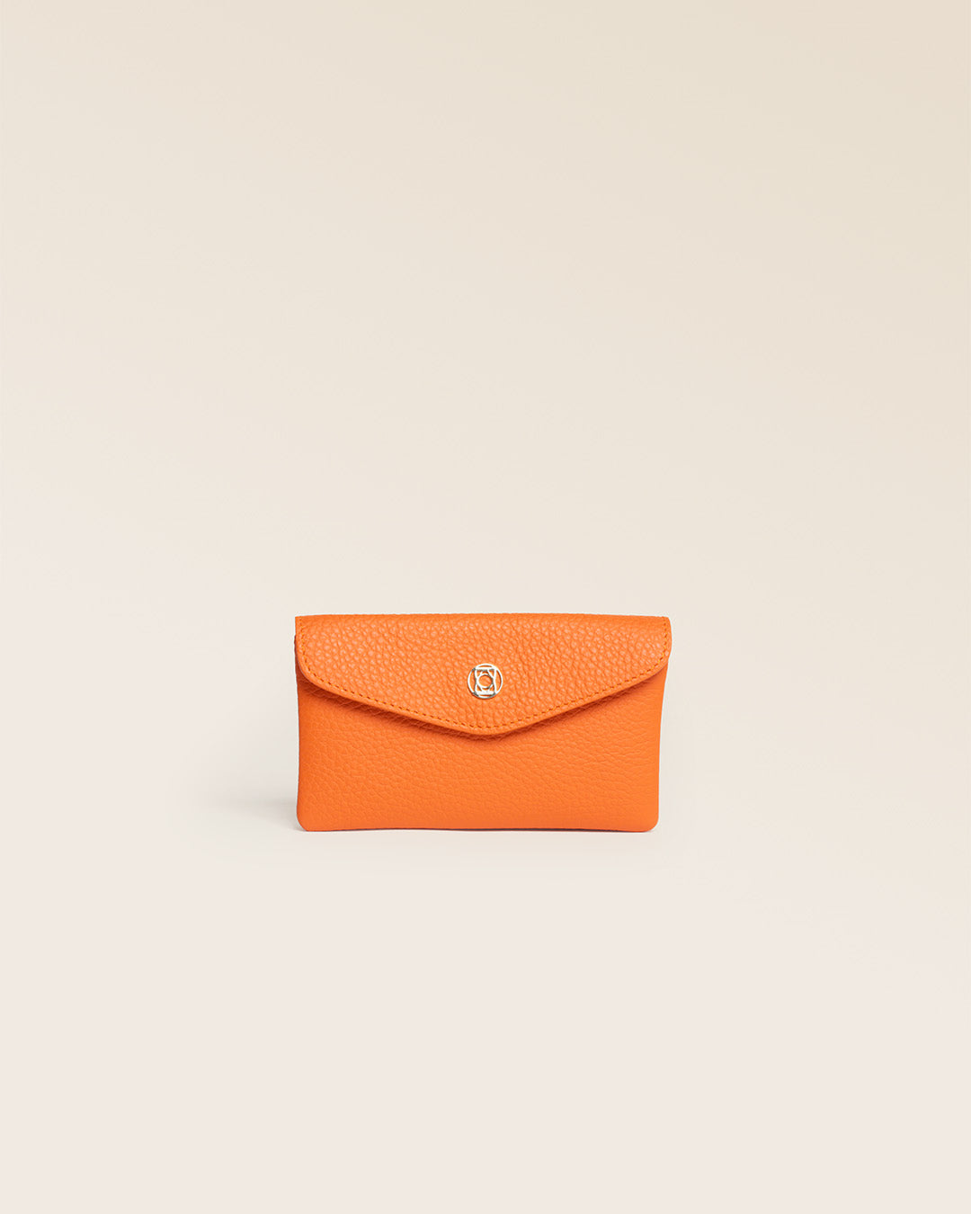 Notre porte-monnaie Lilou en cuir façon vigogne orange vu de face en studio.