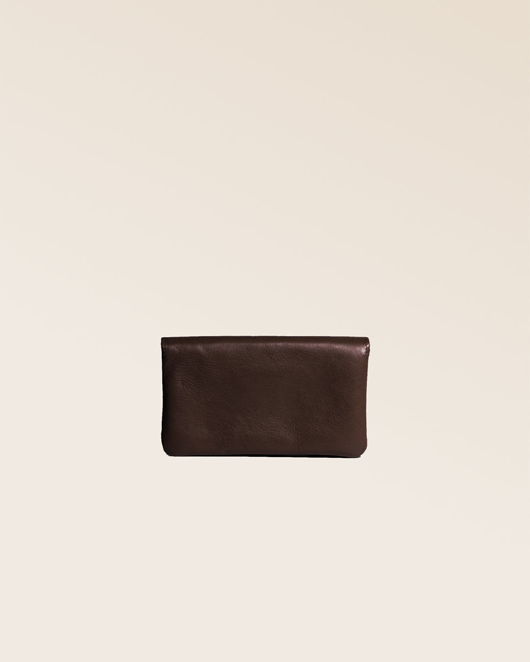 Notre porte-monnaie Lilou Renouard en cuir lisse ébène, vu de dos en studio.