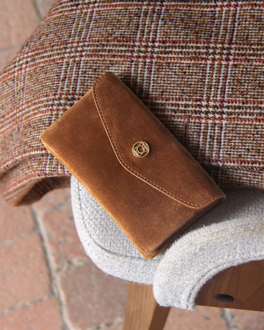 Notre porte-monnaie Lilou Renouard en cuir veau velours noisette, vu en ambiance.