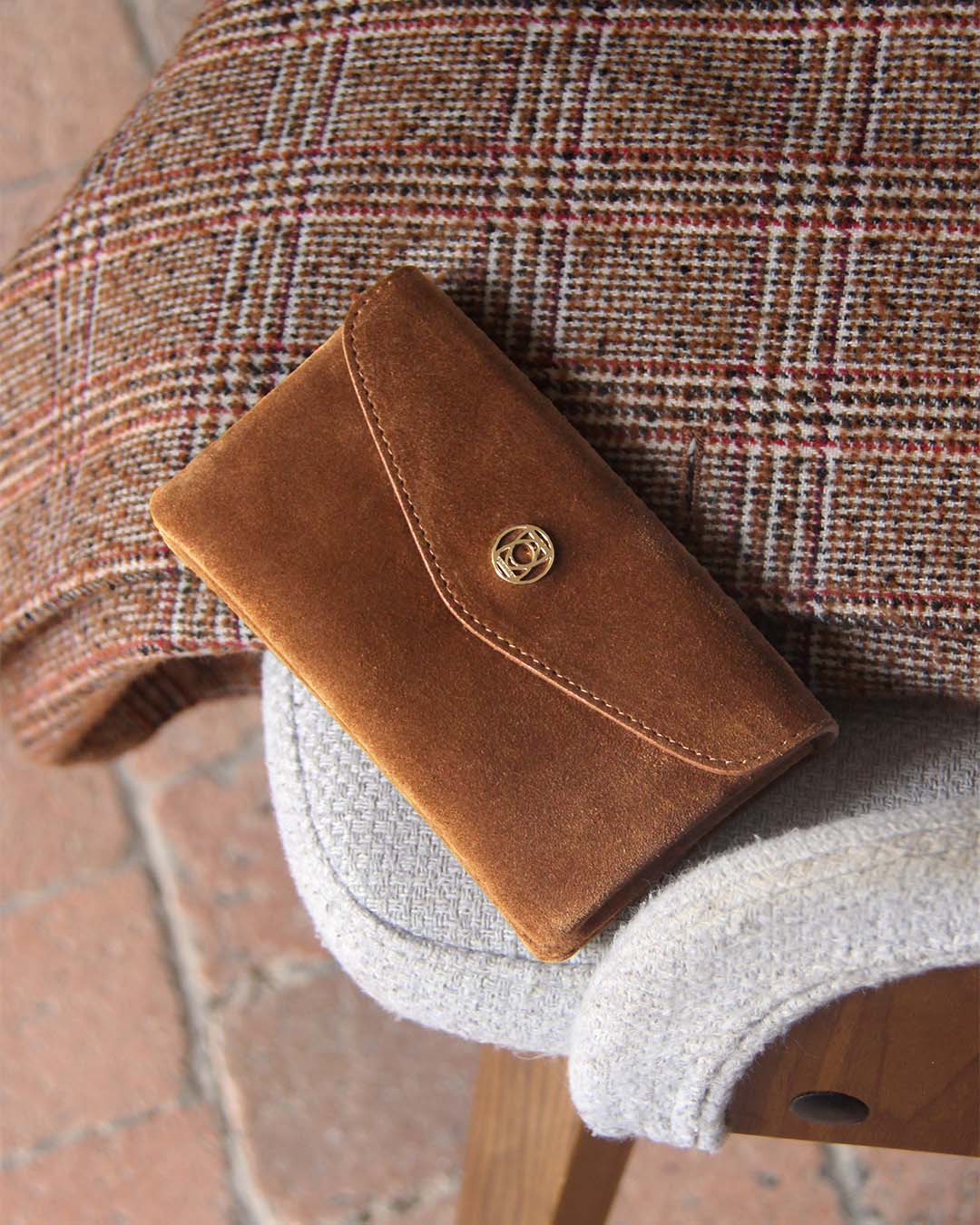 Our Lilou Renouard wallet in hazelnut suede calf leather, seen in ambiance.