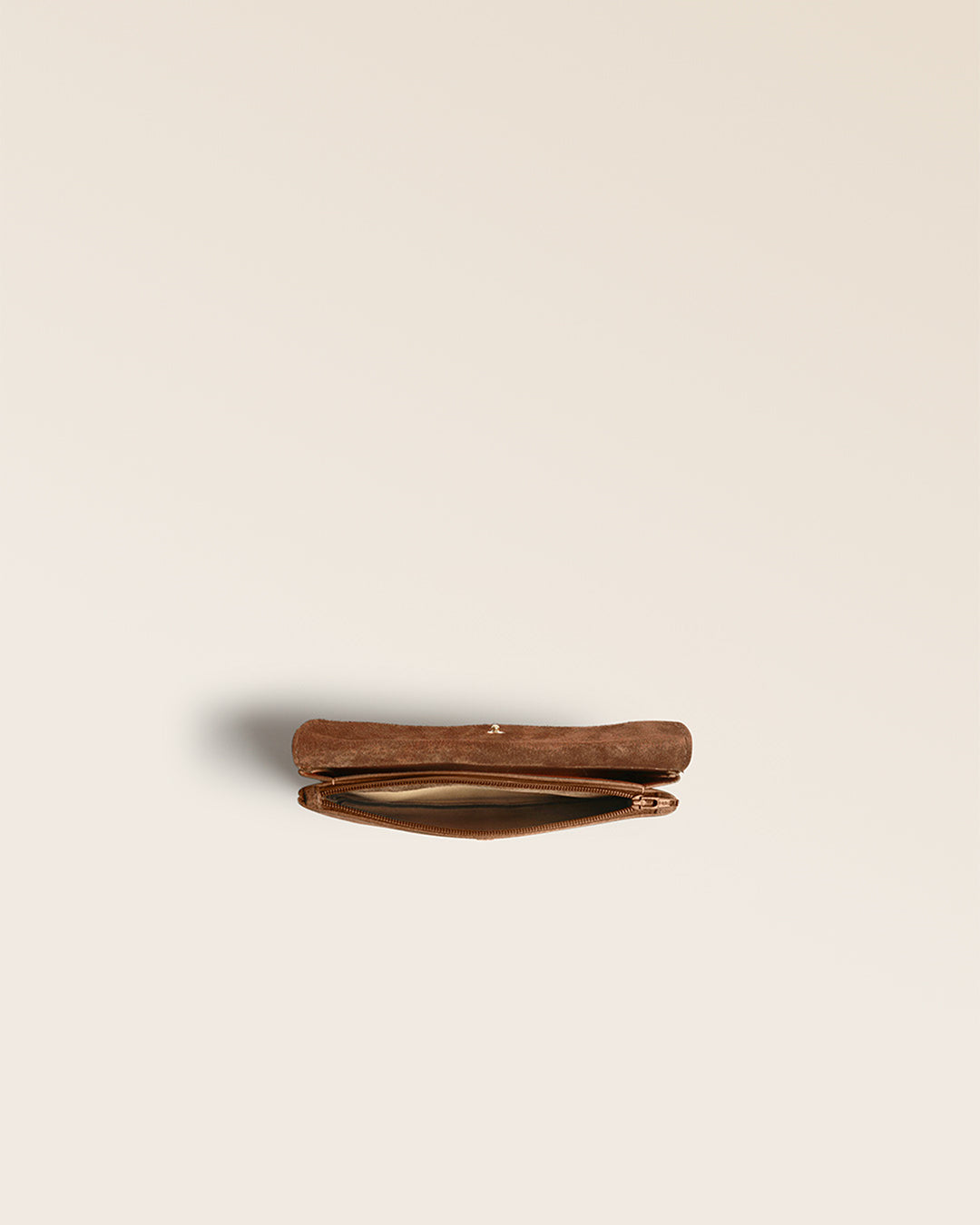 Notre porte-monnaie Lilou Renouard en cuir veau velours noisette, vu du dessus ouvert en studio.