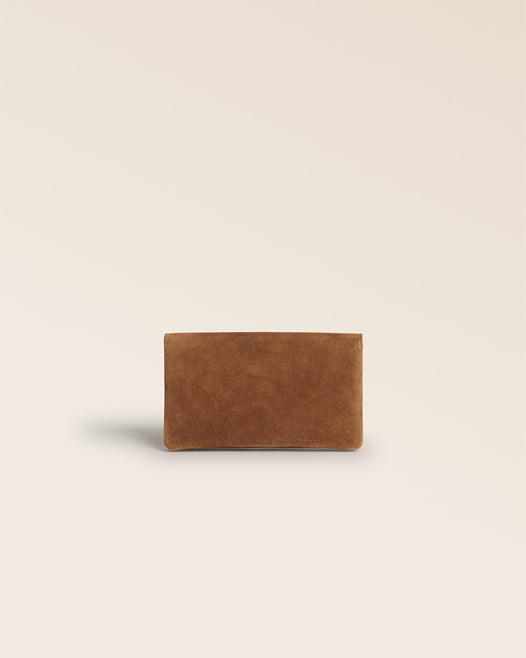 Notre porte-monnaie Lilou Renouard en cuir veau velours noisette, vu de dos en studio.