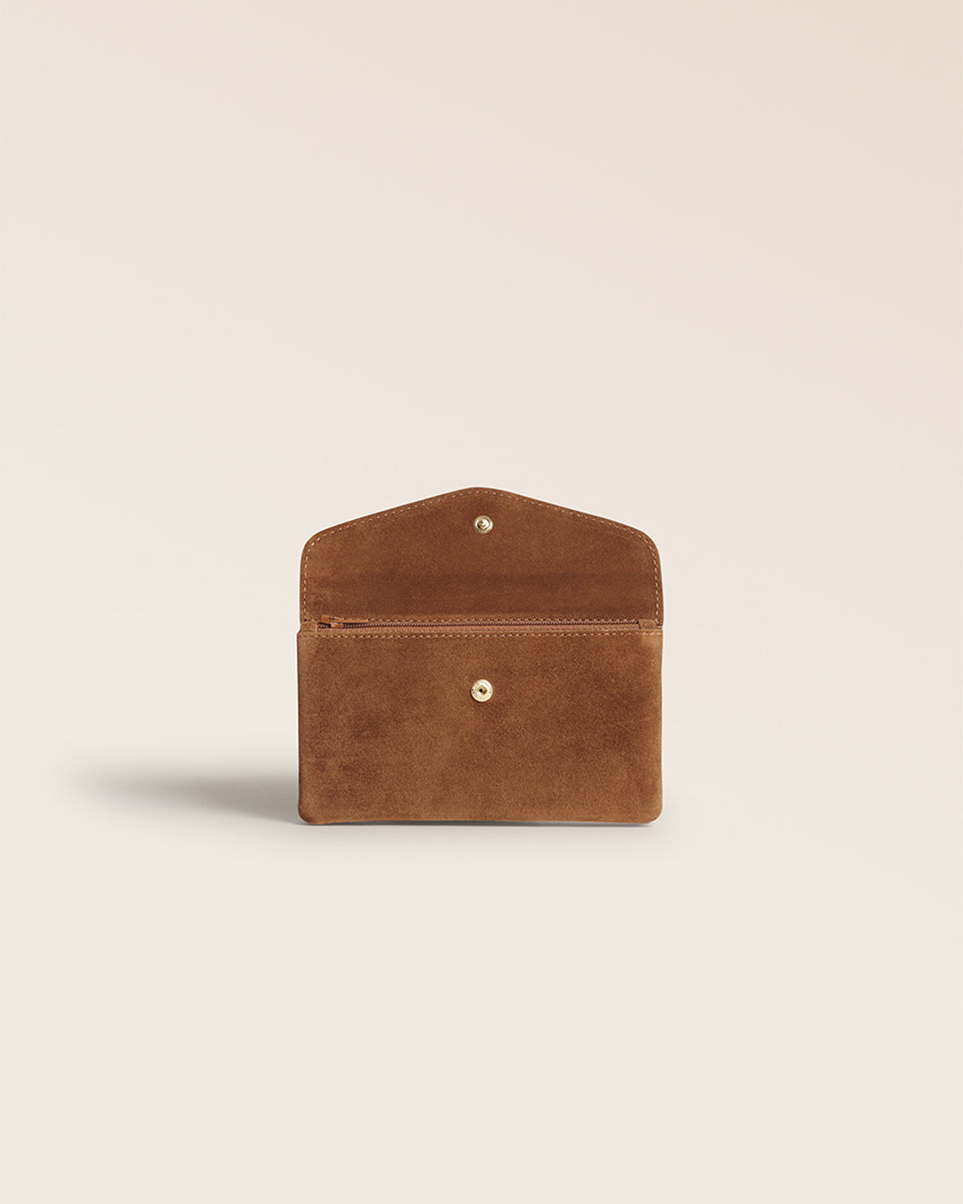 Notre porte-monnaie Lilou Renouard en cuir veau velours noisette, vu de face ouvert en studio.