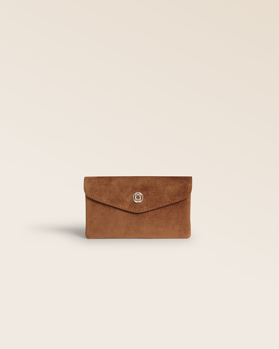 Notre porte-monnaie Lilou Renouard en cuir veau velours noisette, vu de face fermé en studio.