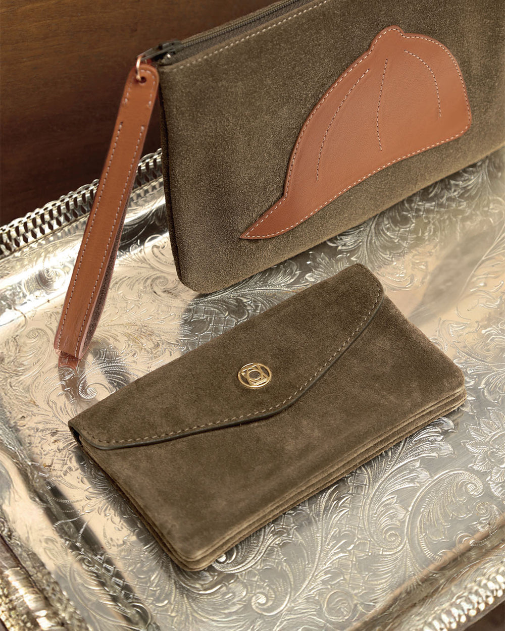 Our Lilou Renouard purse in truffle suede calf leather, seen in ambiance.