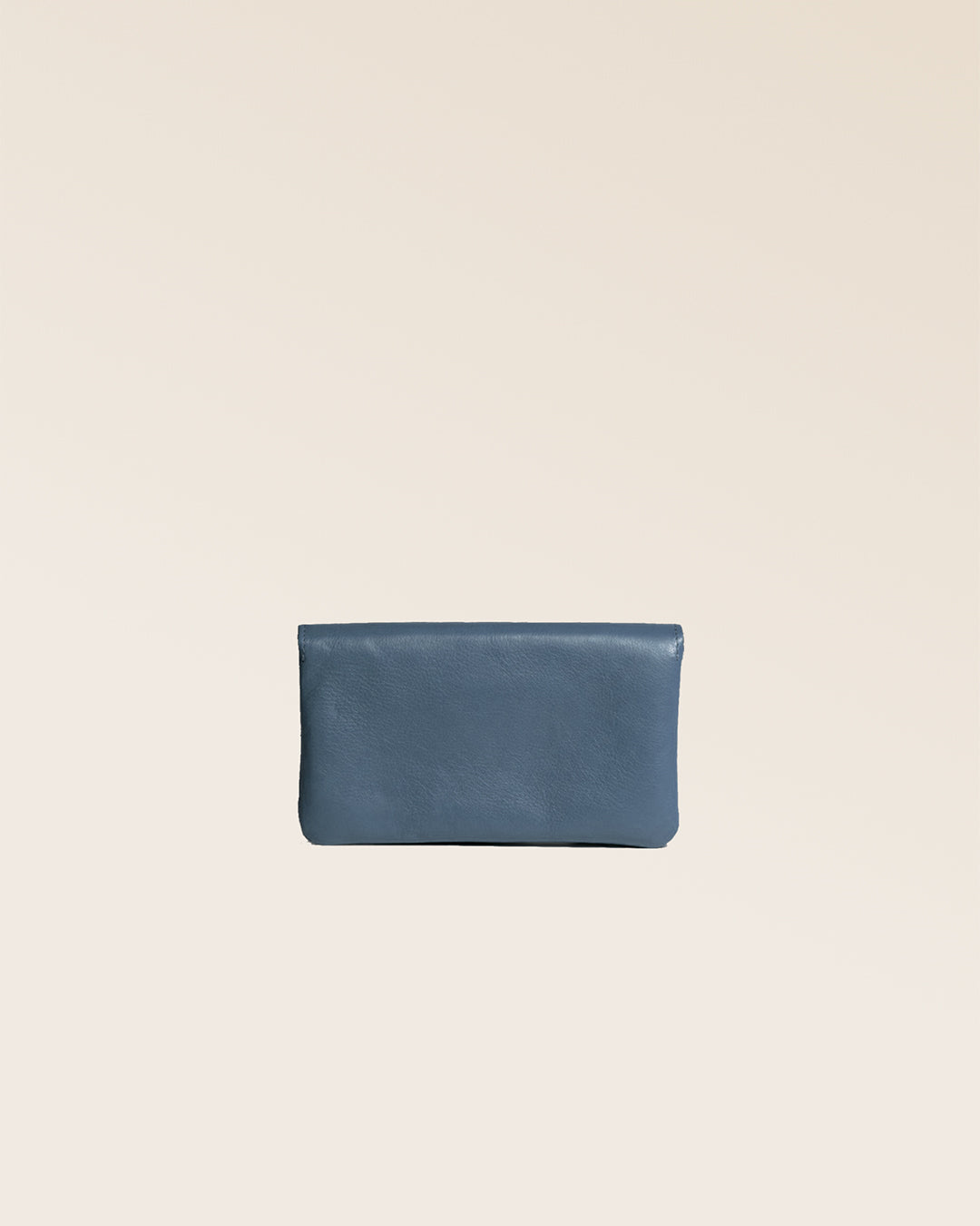 Notre porte-monnaie Lilou Renouard en cuir vintage jean vu de dos en studio.