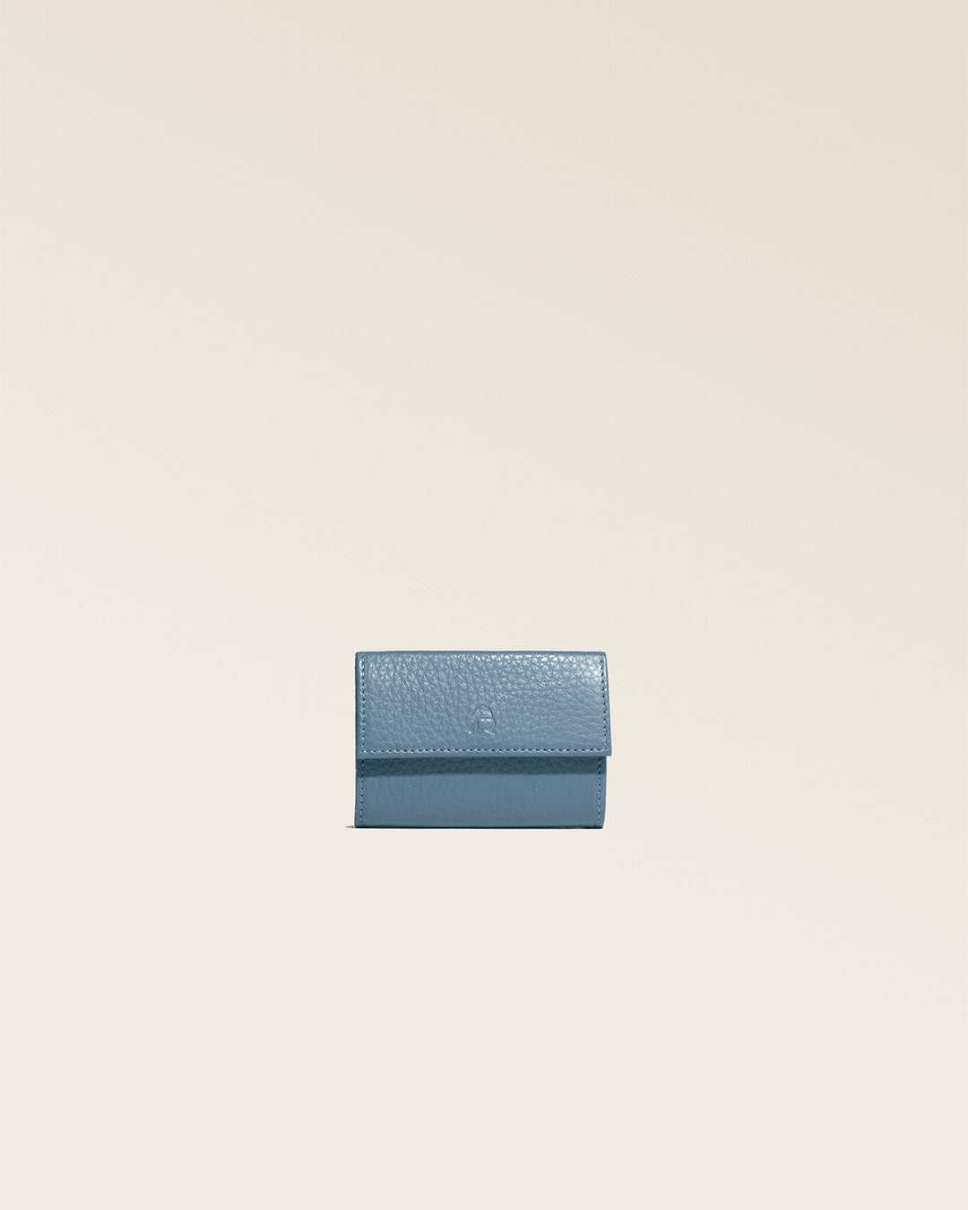 Our Mixte wallet in cobalt-blue vicuña-style leather, seen from the front in the studio.