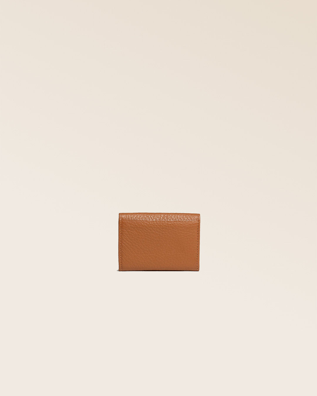 Notre porte-monnaie Mixte en cuir façon vigogne fauve vu de dos en studio.