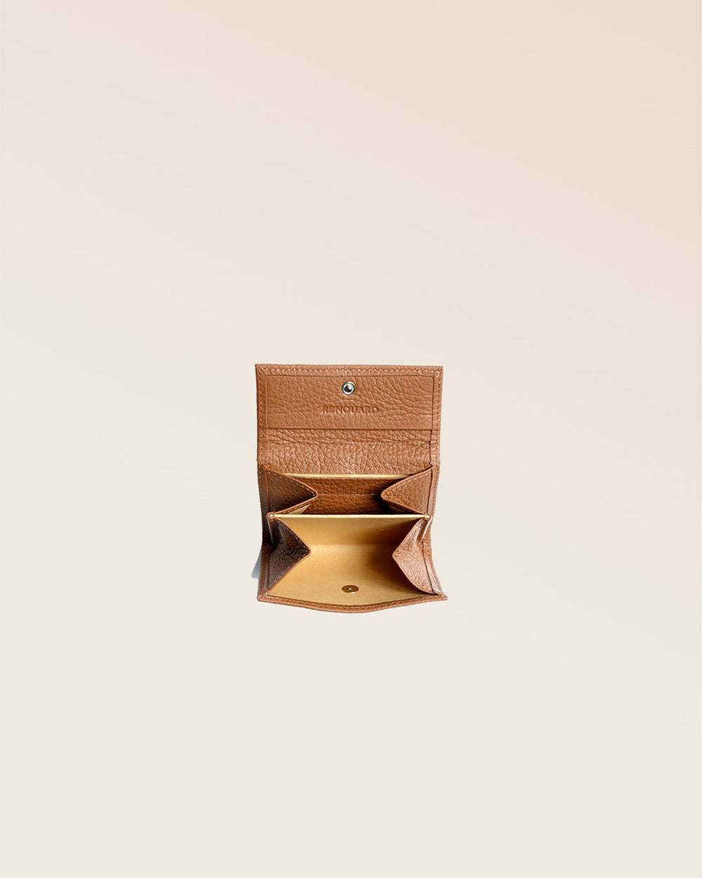 Notre porte-monnaie Mixte en cuir façon vigogne fauve vu ouvert en studio.