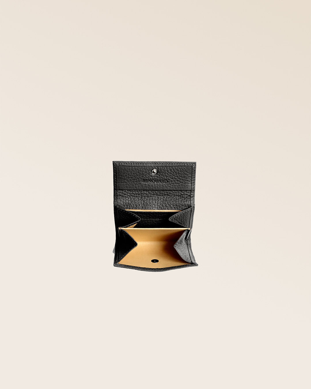 Notre porte-monnaie Mixte en cuir façon vigogne noir vu ouvert en studio.