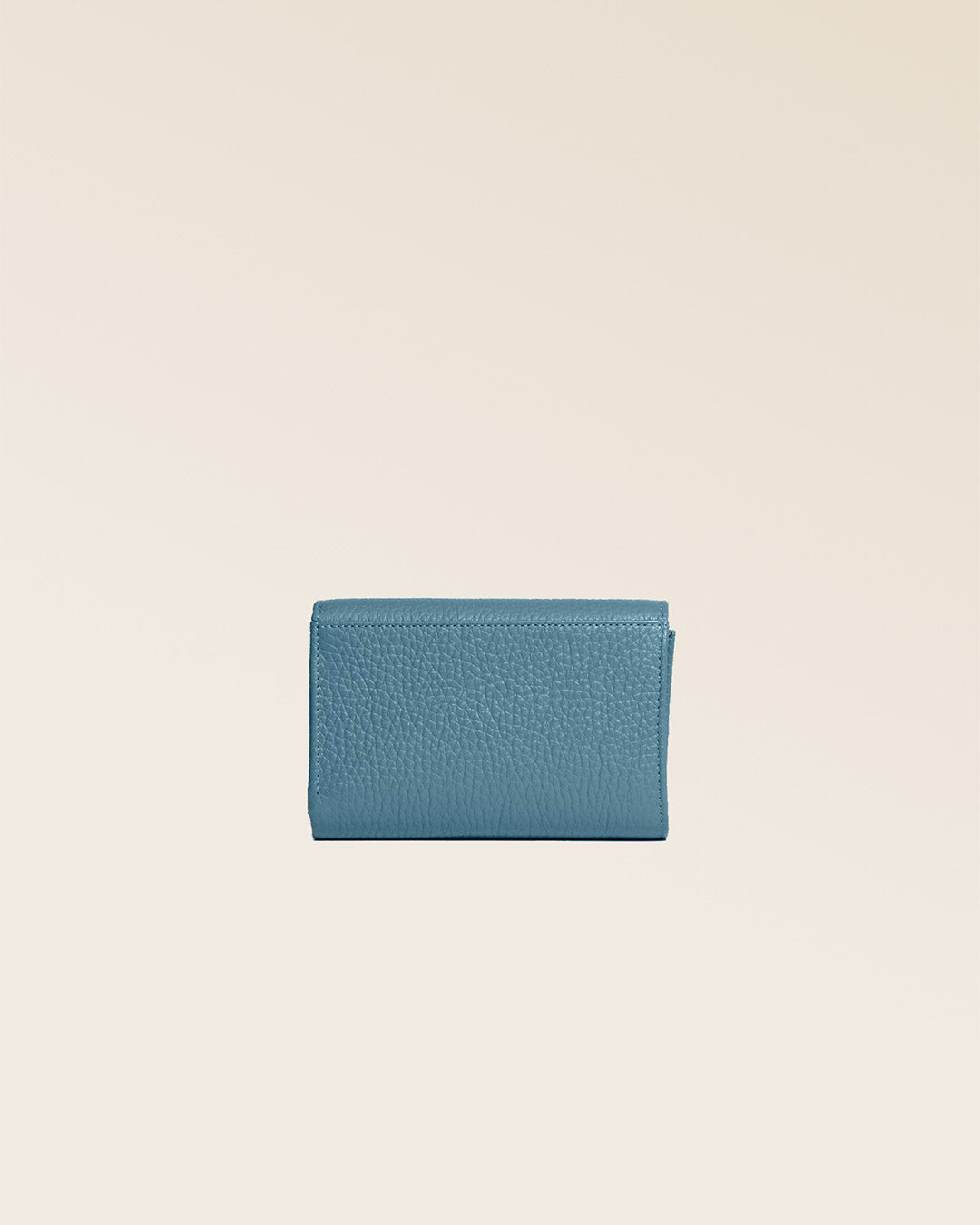 Notre porte-monnaie Opale en cuir façon vigogne bleu cobalt vu de dos en studio.