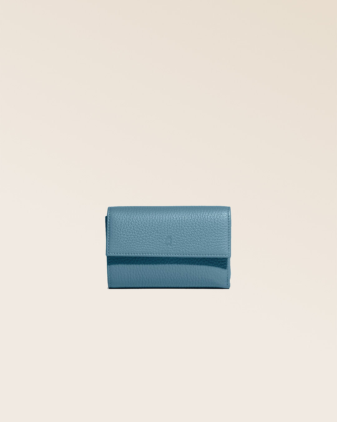 Notre porte-monnaie Opale en cuir façon vigogne bleu cobalt vu de face en studio.