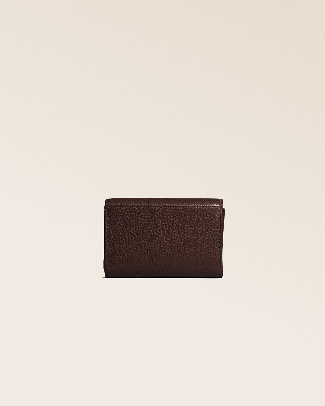 Notre porte-monnaie Opale Renouard en cuir façon vigogne chocolat, vu de dos en studio.