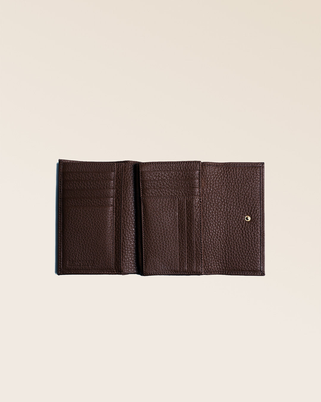 Notre porte-monnaie Opale Renouard en cuir façon vigogne chocolat, vu de face ouvert en studio.