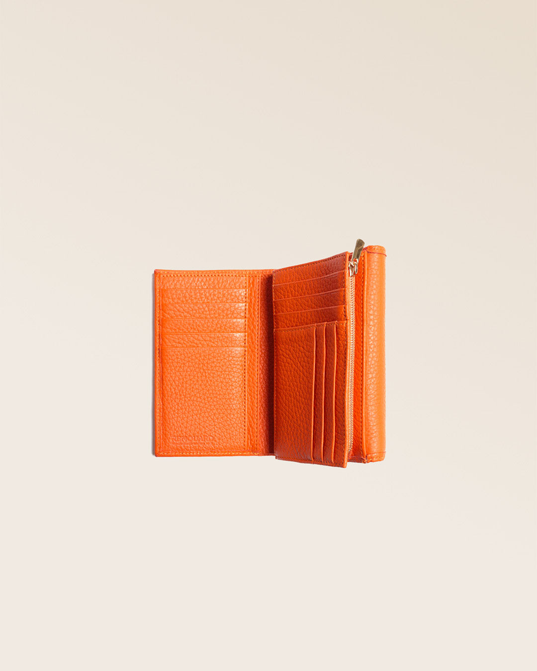 Notre porte-monnaie Opale en cuir façon vigogne orange vu du dessus en studio.
