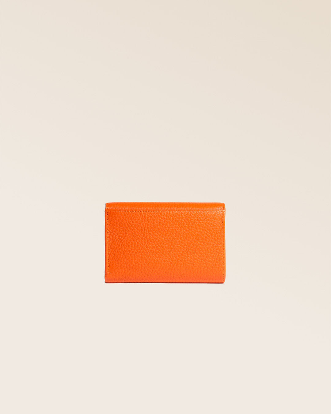 Notre porte-monnaie Opale en cuir façon vigogne orange vu de dos en studio.