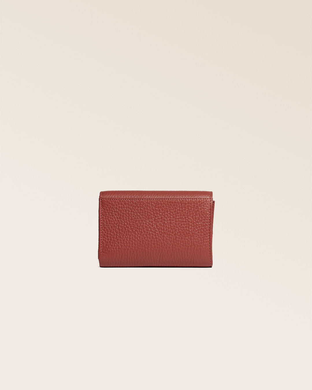 Notre porte-monnaie Opale en cuir façon vigogne terracotta vu de dos en studio.