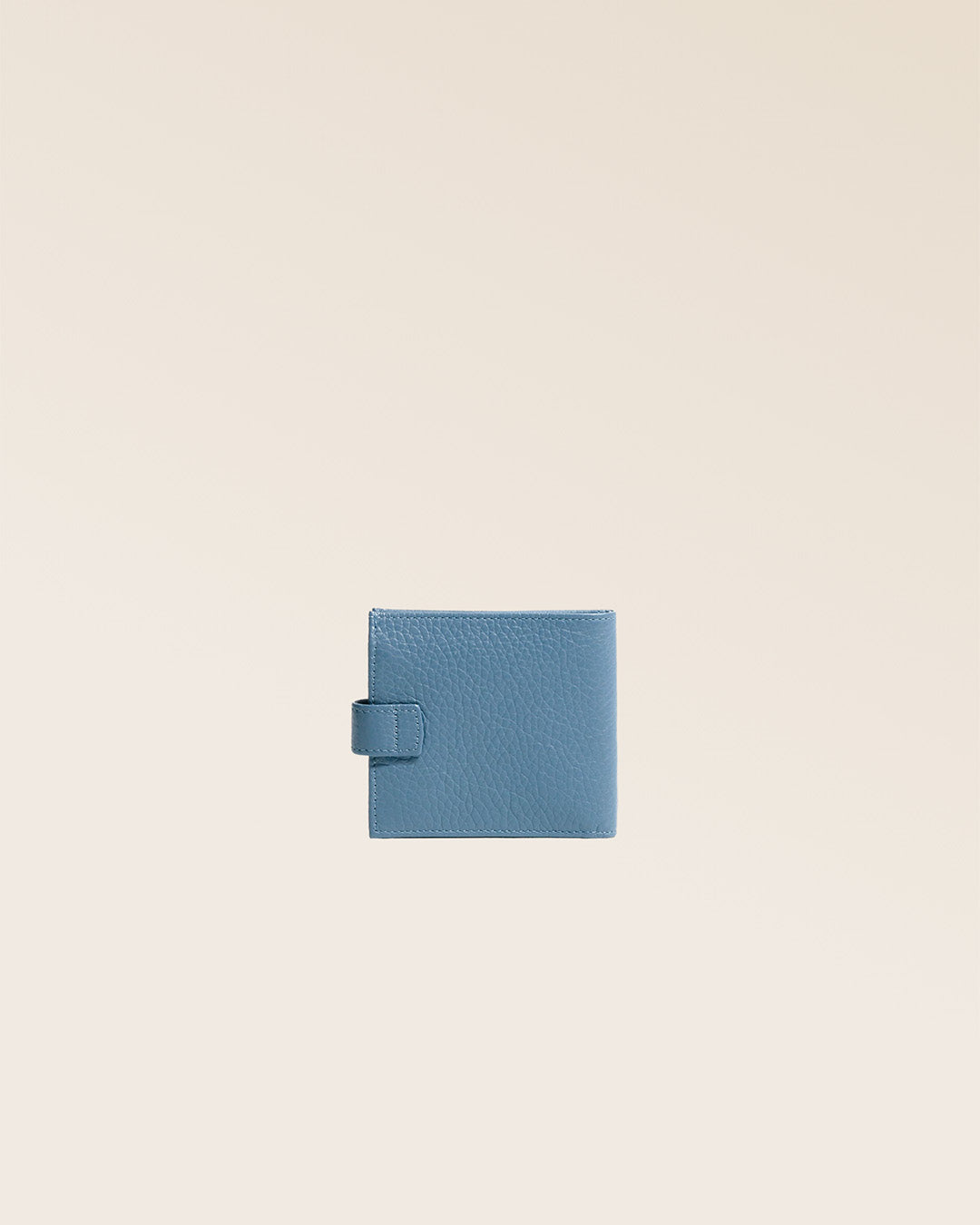 Notre porte-monnaie Rabat en cuir façon vigogne bleu cobalt vu de dos en studio.