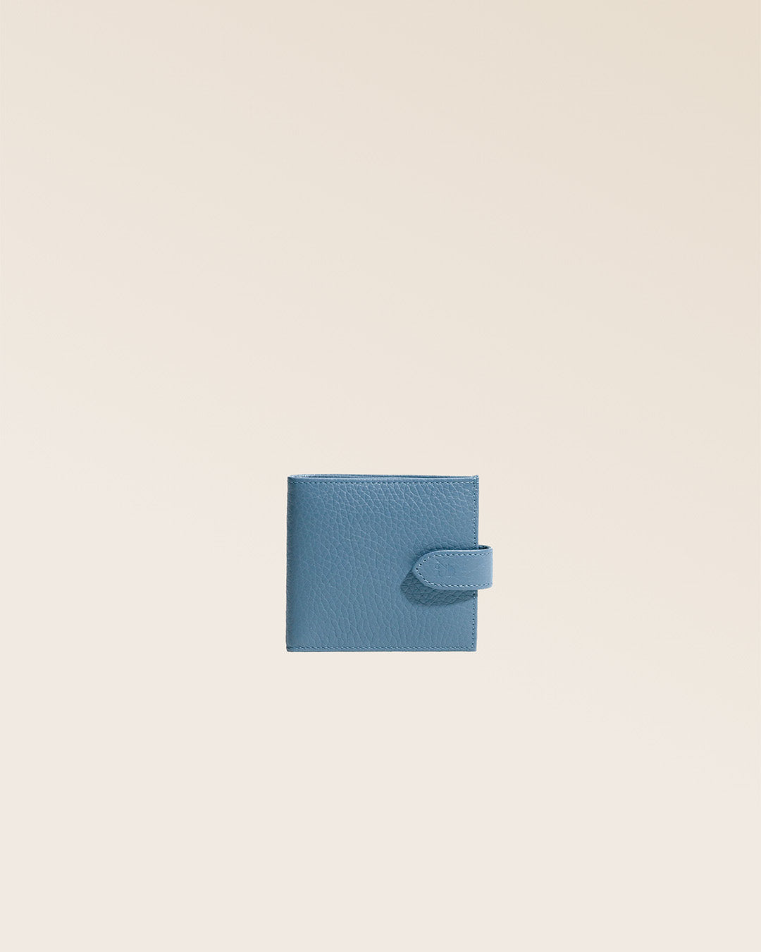 Notre porte-monnaie Rabat en cuir façon vigogne bleu cobalt vu de face en studio.
