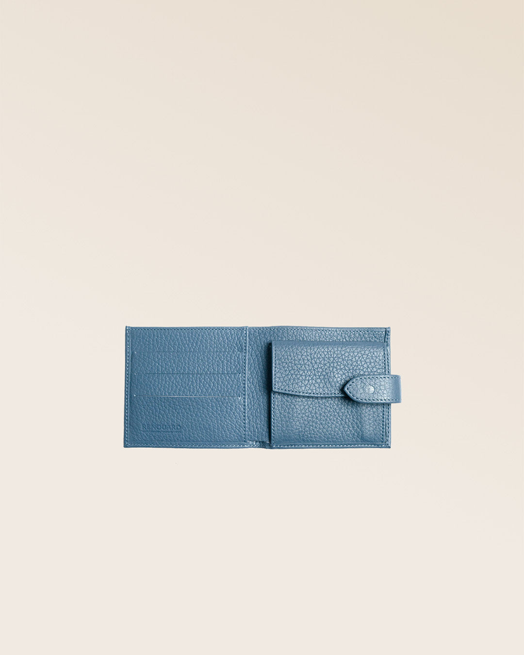 Notre porte-monnaie Rabat en cuir façon vigogne bleu cobalt vu ouvert en studio.