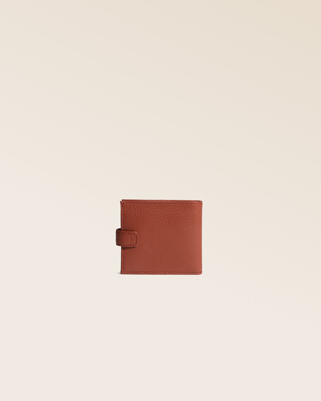 Notre porte-monnaie Rabat en cuir façon vigogne terracotta vu de dos en studio.