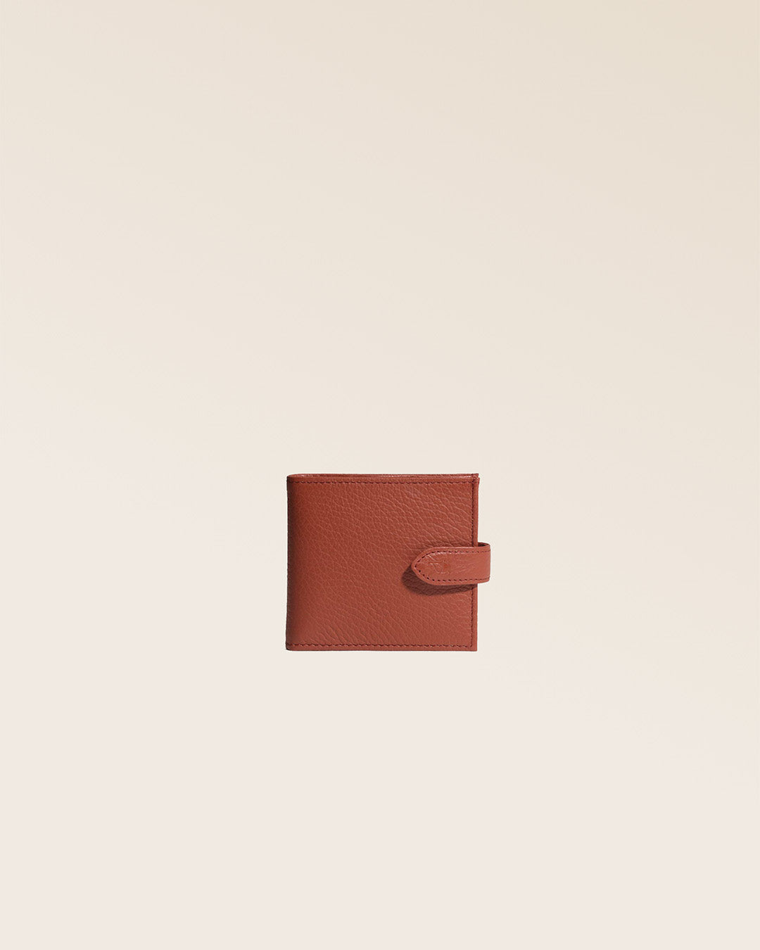 Notre porte-monnaie Rabat en cuir façon vigogne terracotta vu de face en studio.