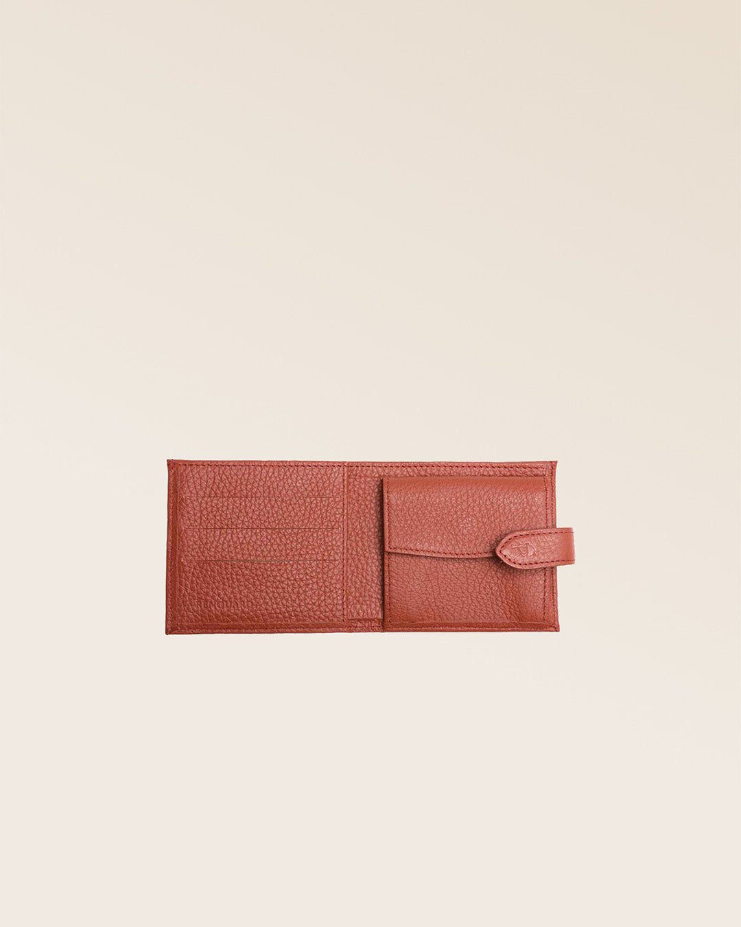 Notre porte-monnaie Rabat en cuir façon vigogne terracotta vu ouvert en studio.