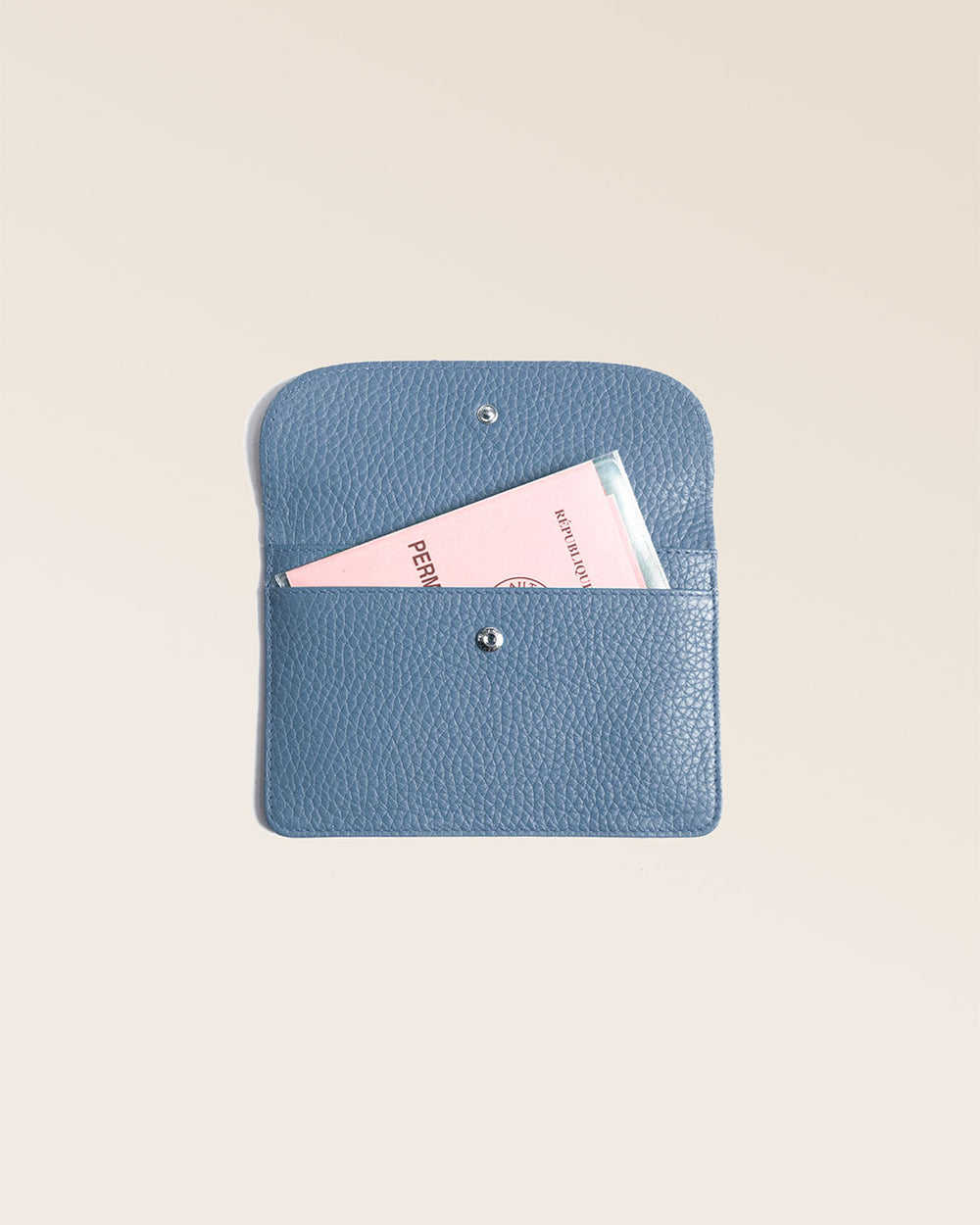 Notre porte-papiers Aurore en cuir façon vigogne bleu cobalt vu de face ouvert en studio.