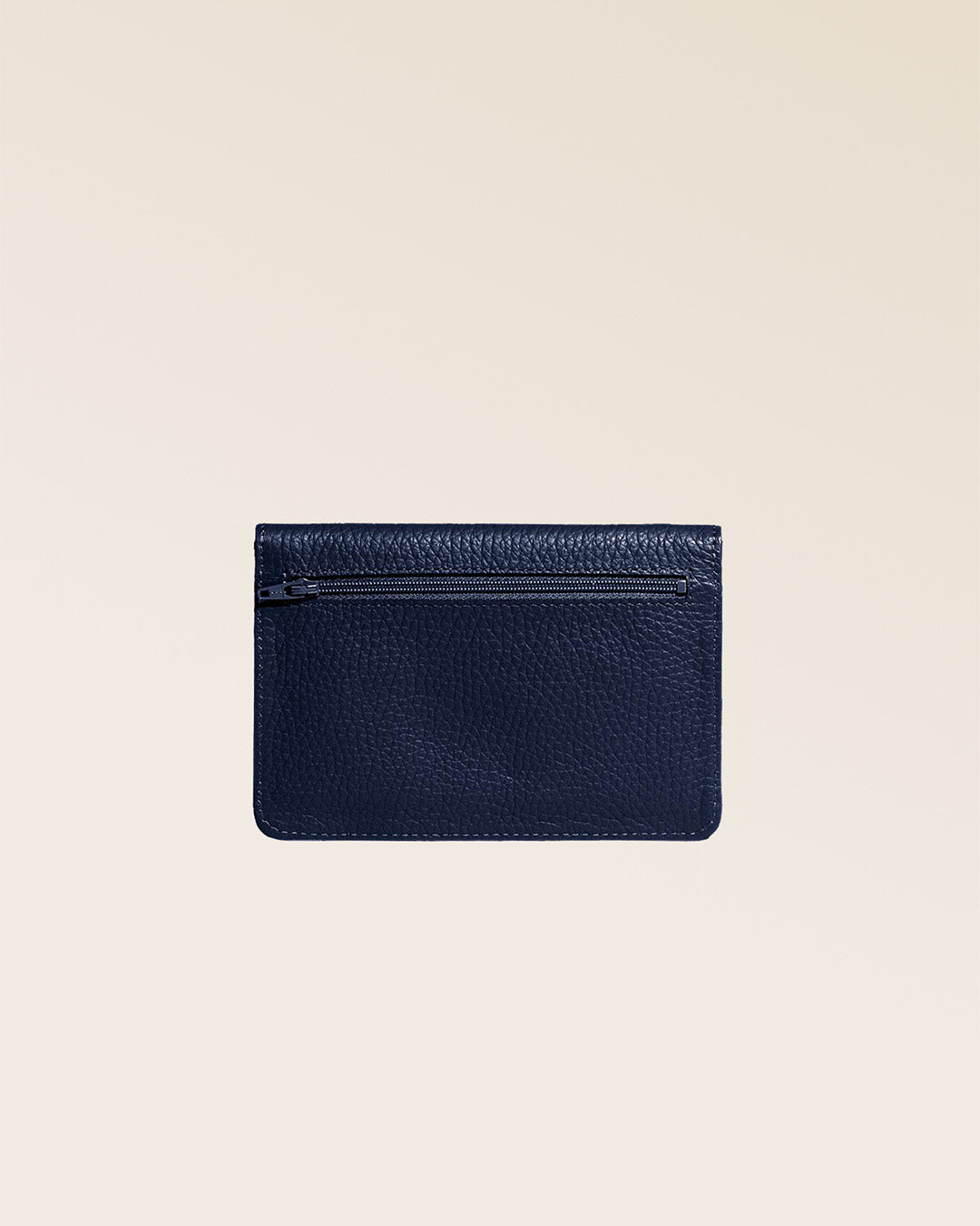 Notre porte-papiers Aurore en cuir façon vigogne bleu marine vu de dos en studio.