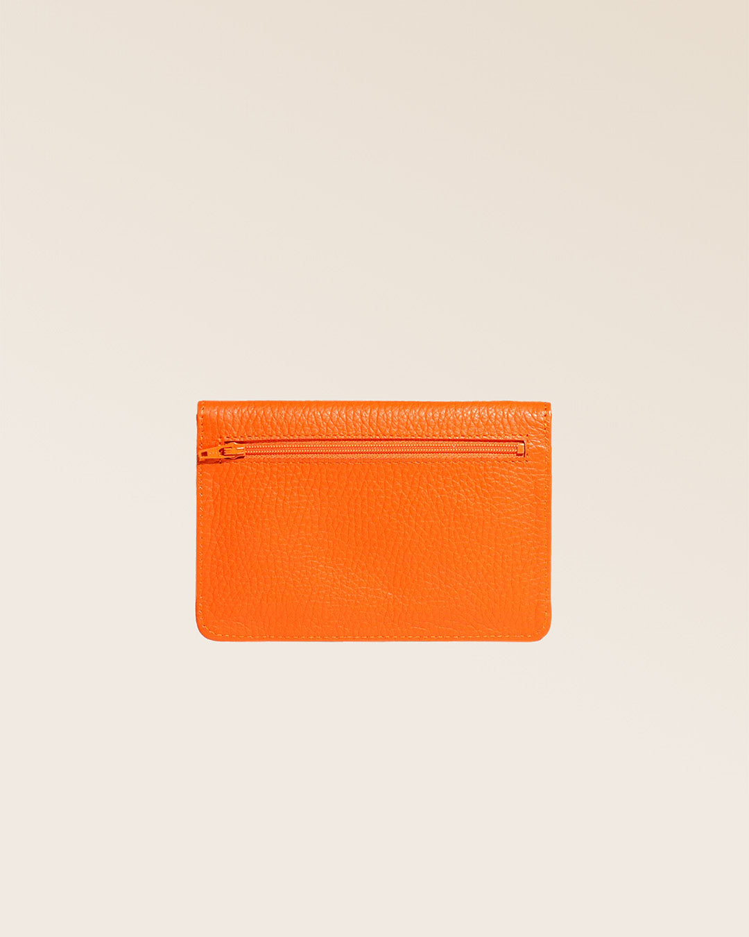 Notre porte-papiers Aurore en cuir façon vigogne orange vu de dos en studio.