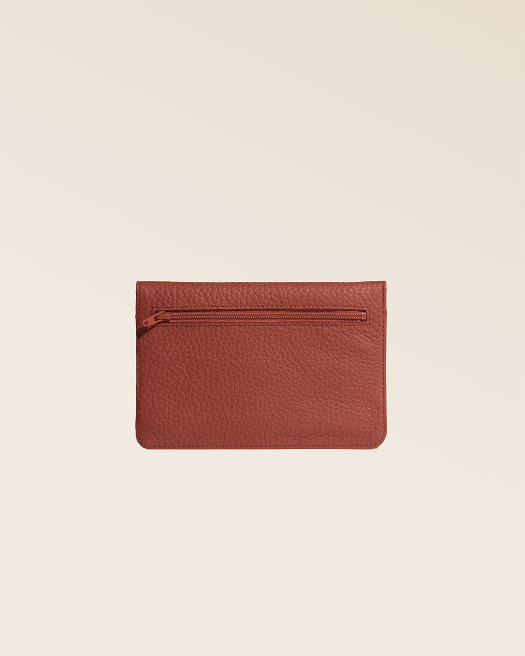 Notre porte-papiers Aurore en cuir façon vigogne terracotta vu de dos en studio.