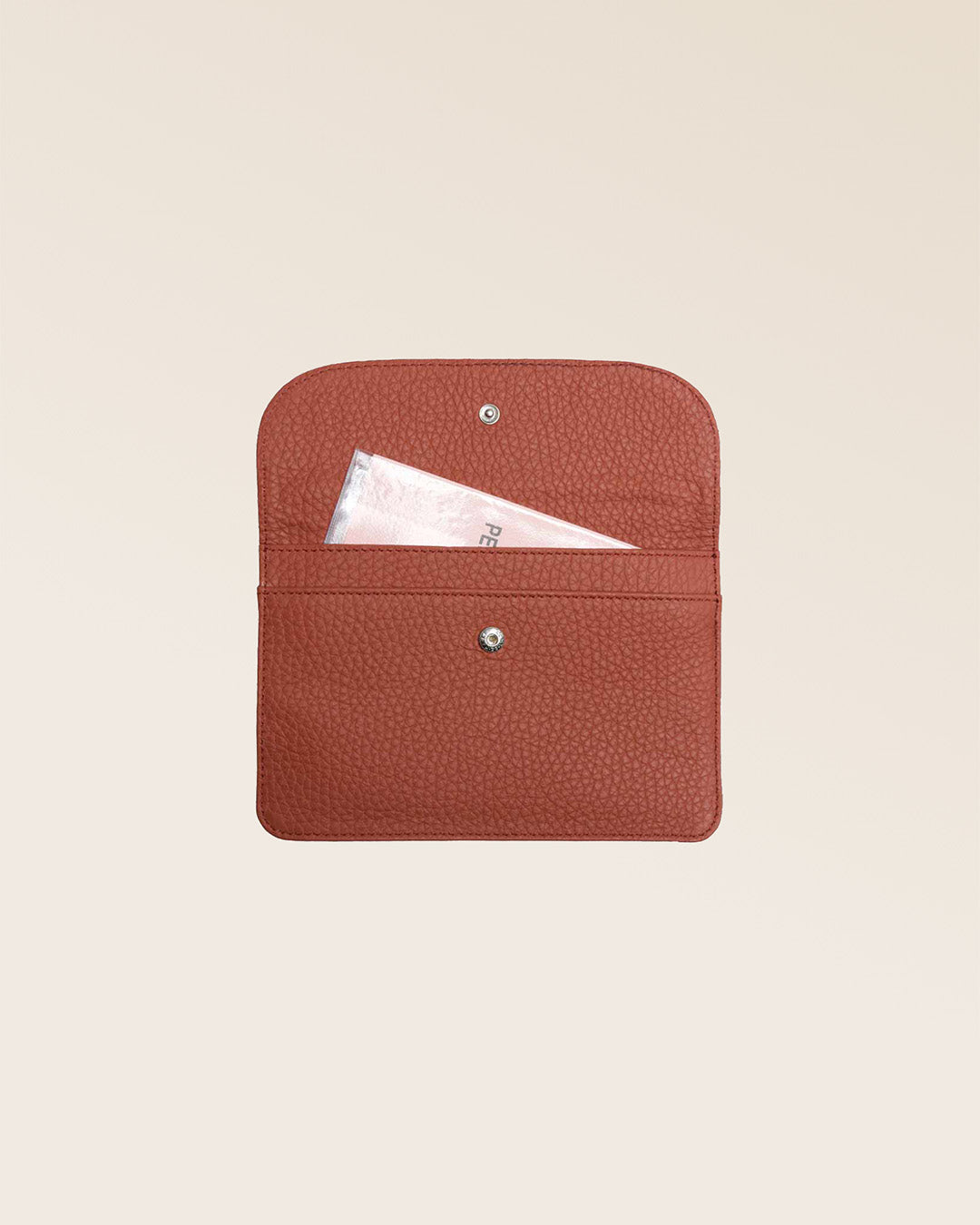 Notre porte-papiers Aurore en cuir façon vigogne terracotta vu de face ouvert en studio.
