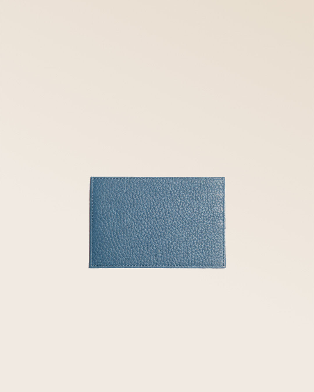 Notre porte-papiers en cuir façon vigogne bleu cobalt vu de face en studio.
