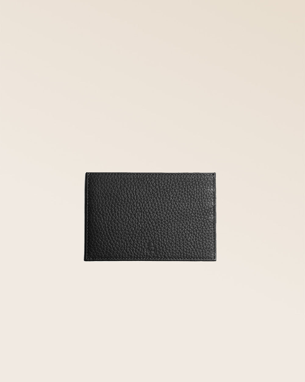 Notre porte-papiers en cuir façon vigogne kaki vu de face en studio.