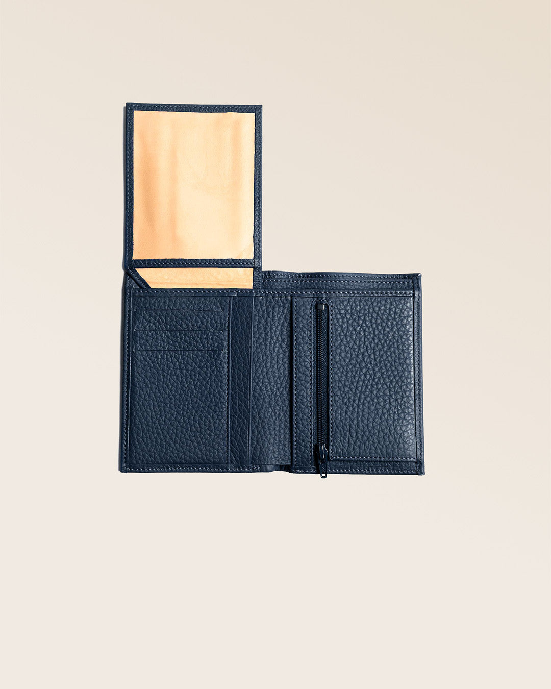 Notre portefeuile Malo en cuir façon vigogne bleu marine vu ouvert totalement en studio.