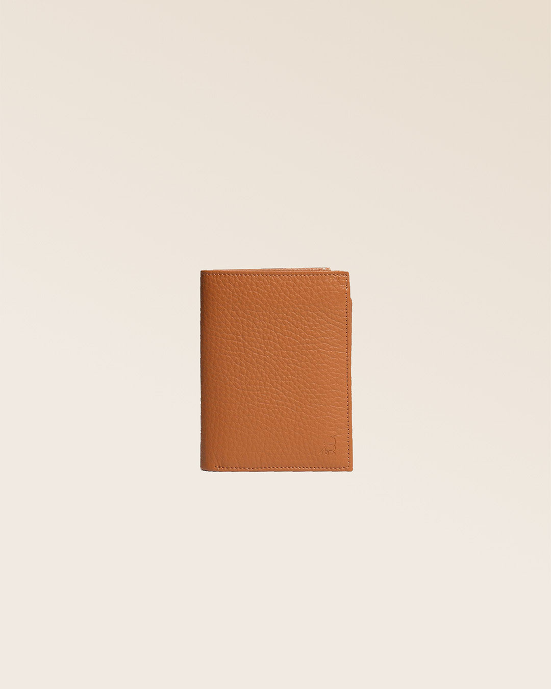 Notre portefeuille Malo en cuir façon vigogne fauve vu de face en studio.