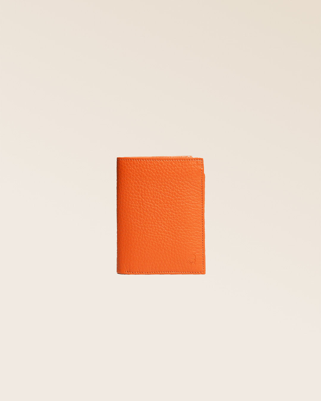 Notre portefeuille Malo en cuir façon vigogne orange vu de face en studio.