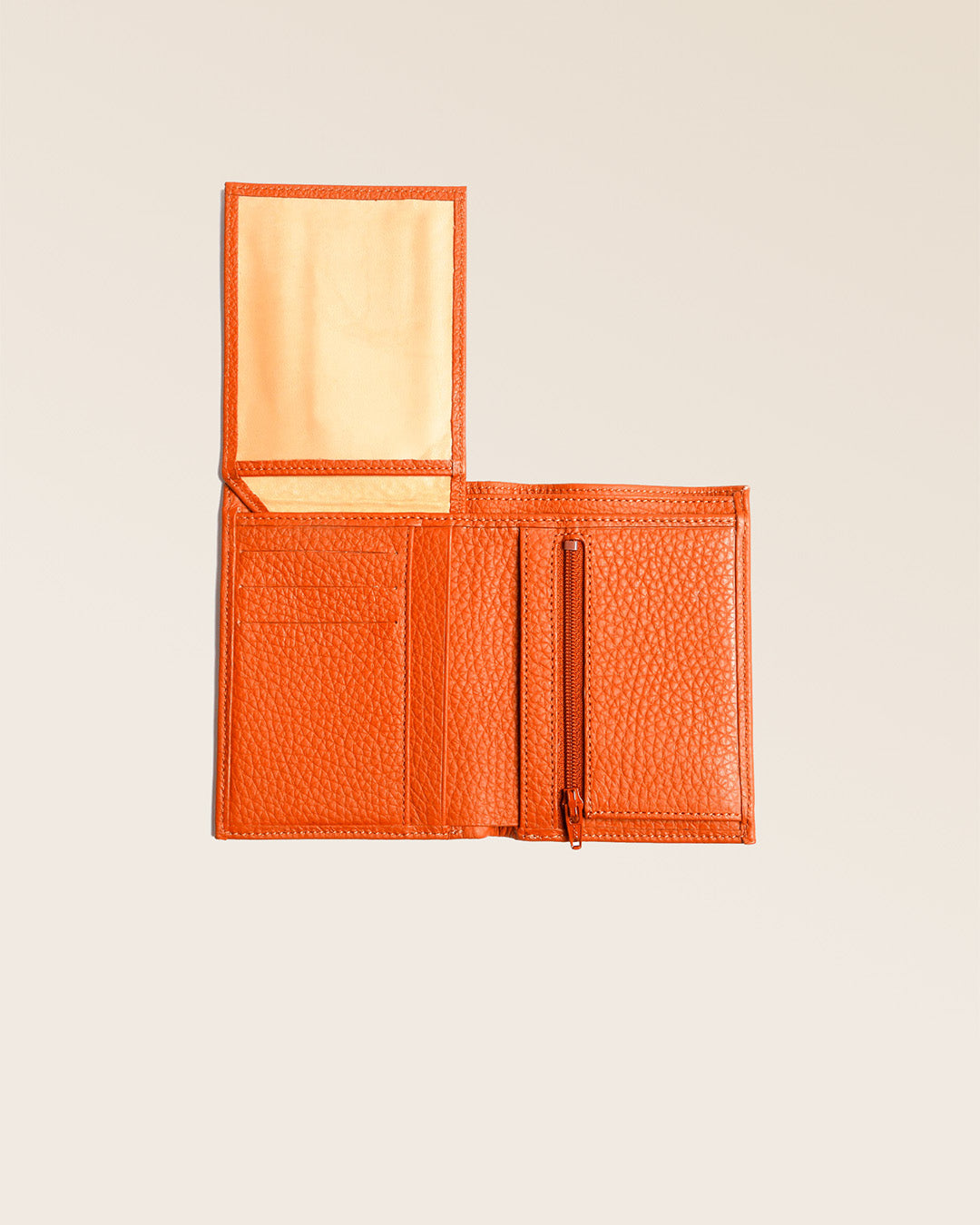 Notre portefeuille Malo en cuir façon vigogne orange vu ouvert totalement en studio.