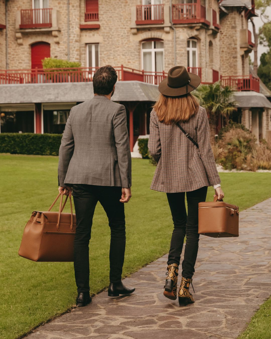 Notre grand Vanity en cuir façon vigogne fauve vu porté par une femme en week-end.