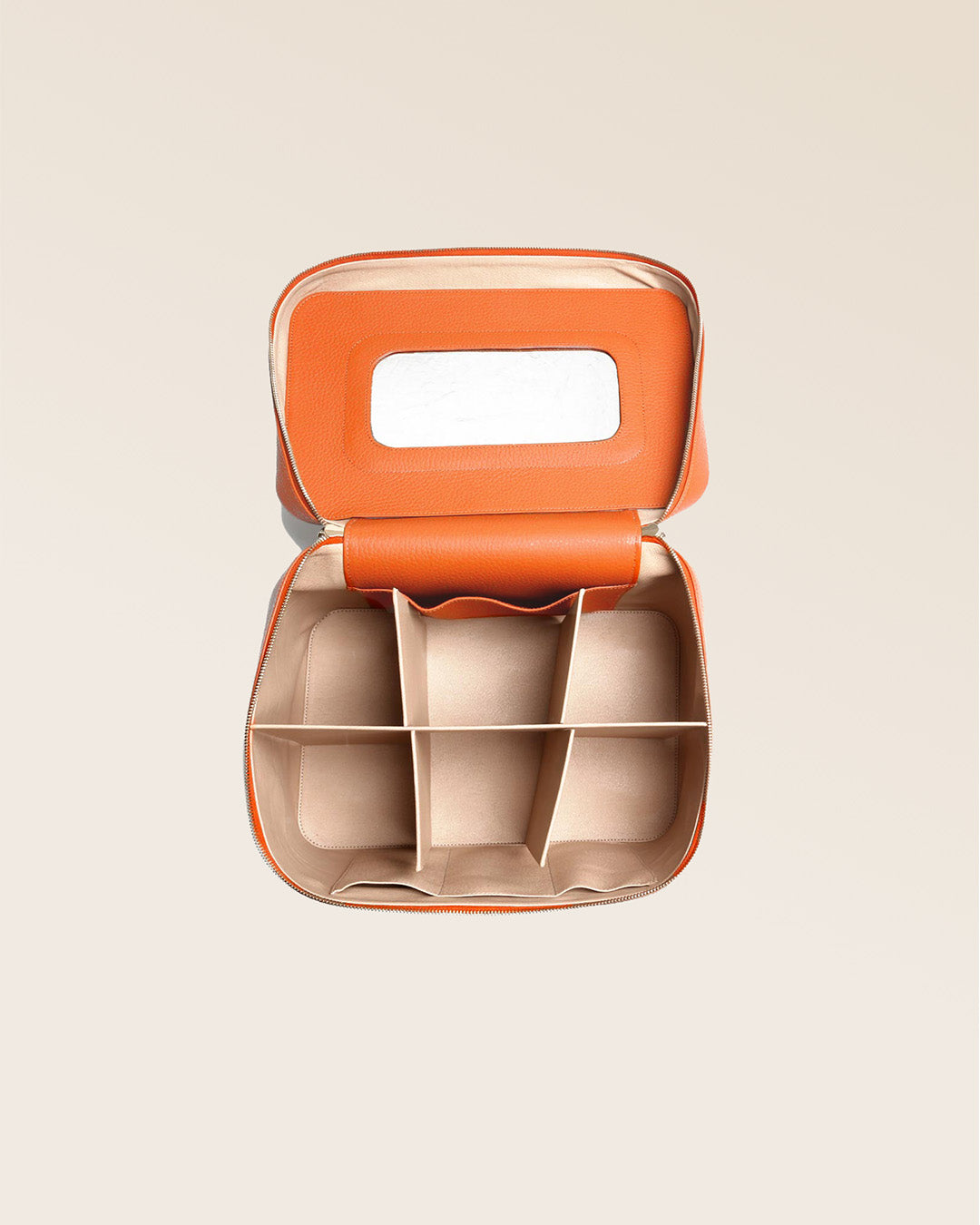 Notre grand Vanity en cuir façon vigogne orange vu du dessus ouvert en studio.
