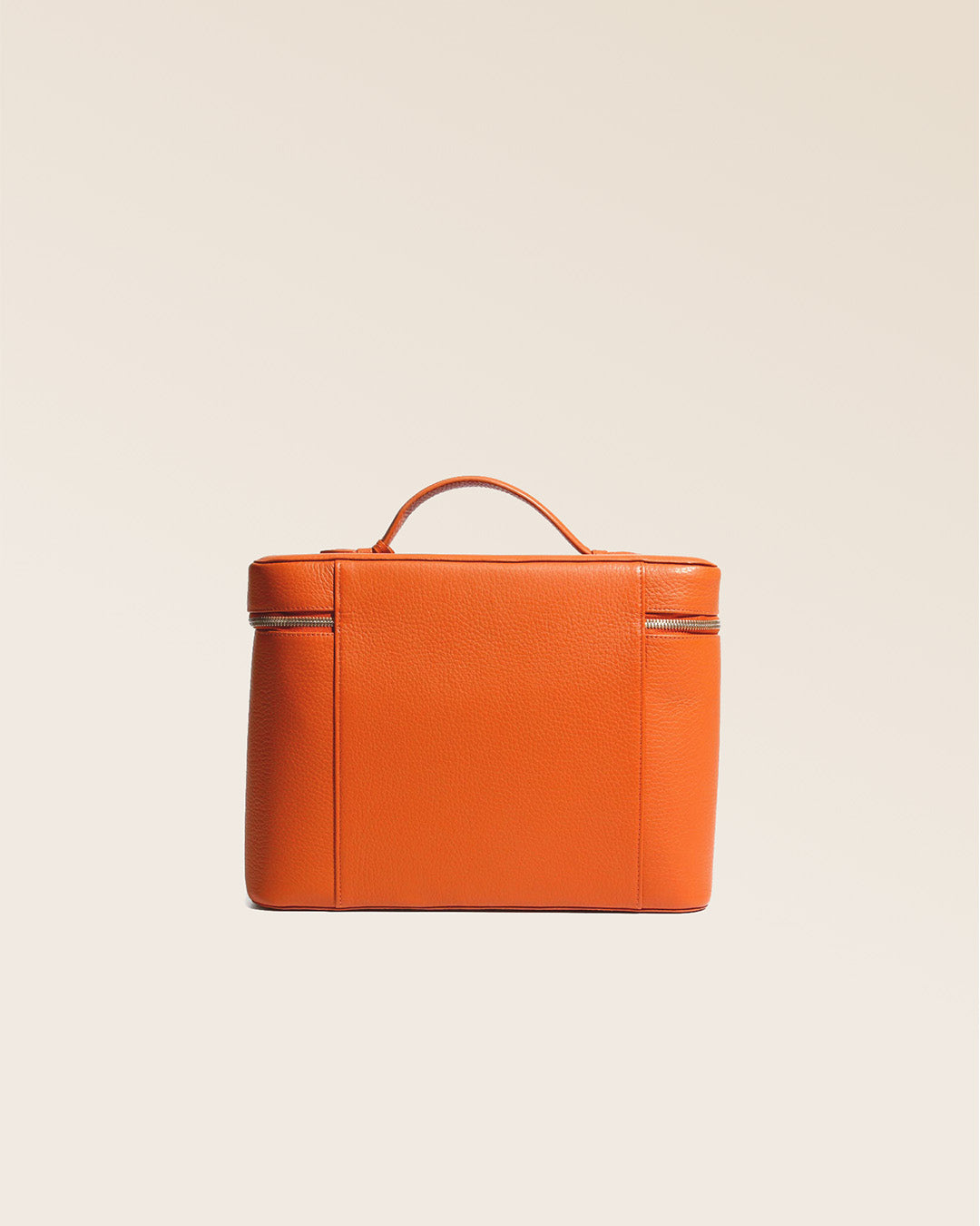 Notre grand Vanity en cuir façon vigogne orange vu de dos en studio.