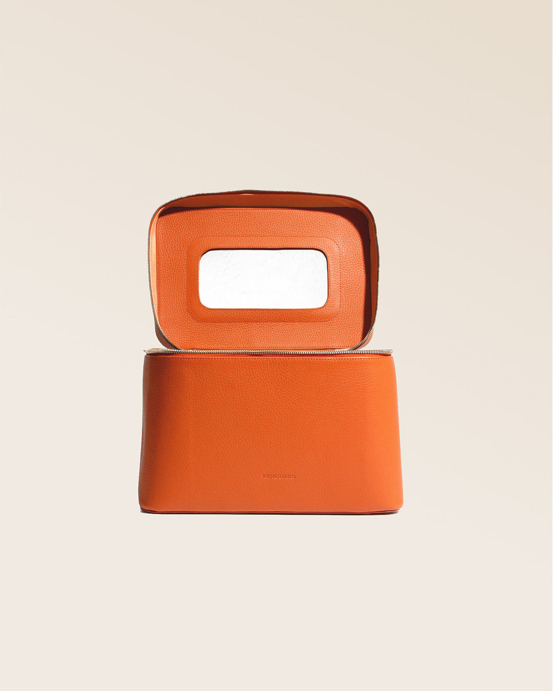 Notre grand Vanity en cuir façon vigogne orange vu de face ouvert en studio.