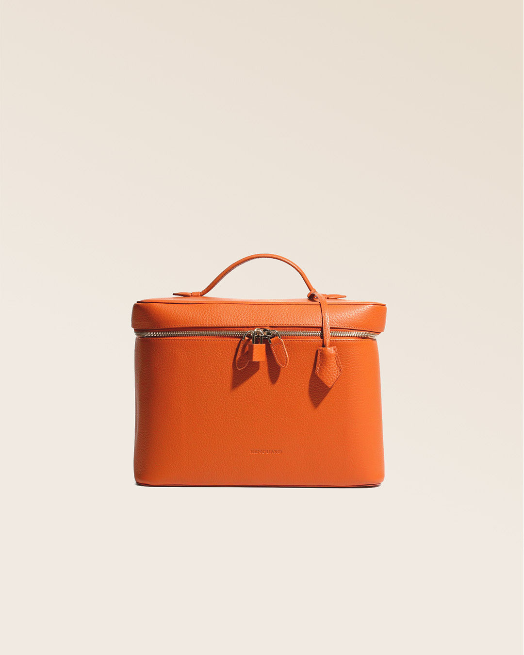 Notre grand Vanity en cuir façon vigogne orange vu de face fermé en studio.