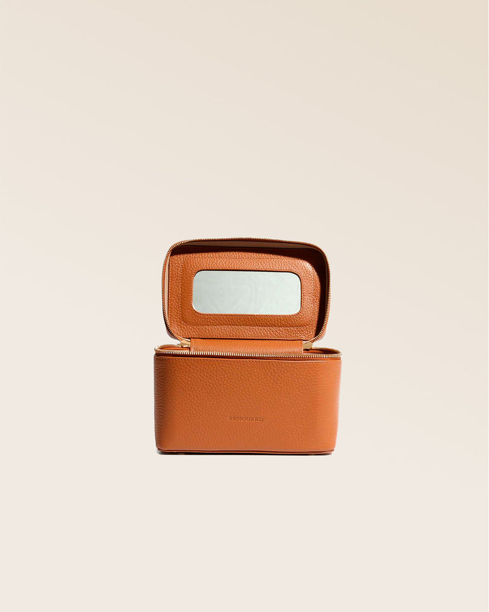 Notre petit Vanity en cuir façon vigogne fauve vu de face ouvert en studio.