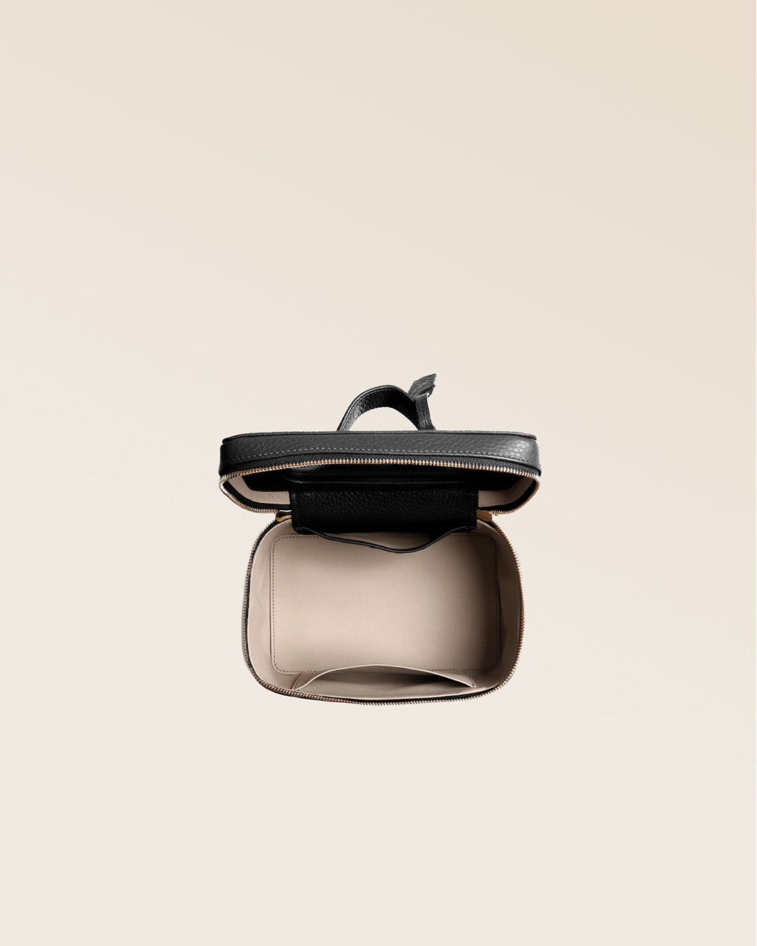 Notre petit Vanity en cuir façon vigogne noir vu du dessus ouvert en studio.